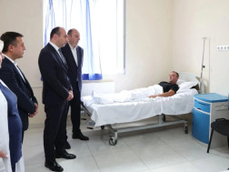 შს მინისტრმა გორში თავდასხმის შედეგად დაშავებული პოლიციელები მოინახულა