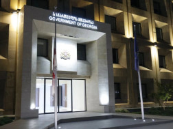 მთავრობის ადმინისტრაციის შენობაზე სახელმწიფო დროშა დაეშვა 
