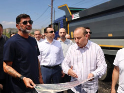 თბილისის მერი მუხიანის აგარაკებზე მიმდინარე საგზაო სამუშაოებს გაეცნო