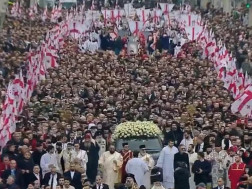 უწმინდესს უკანასკნელ გზაზე ათასობით მოქალაქე ფეხით მიაცილებს უწმინდესს უკანასკნელ გზაზე ათასობით მოქალაქე ფეხით მიაცილებს