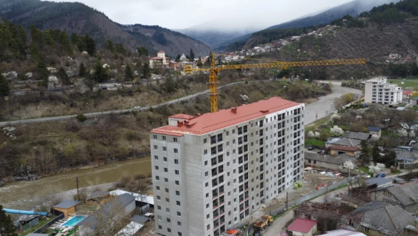 150 დევნილი ოჯახისთვის ბორჯომში თანამედროვე სტანდარტების საცხოვრებელი კორპუსი შენდება